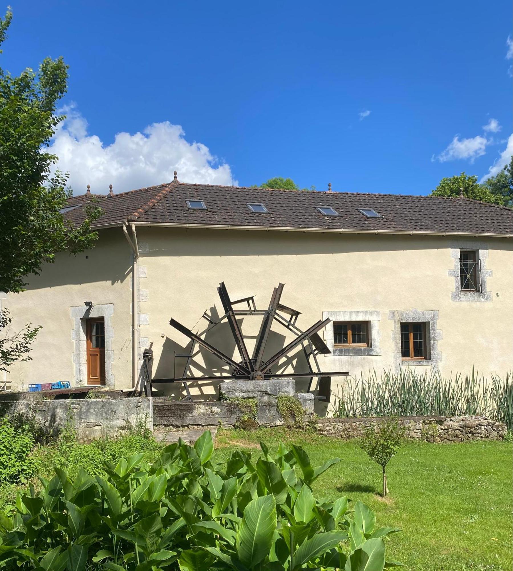 לינה וארוחת בוקר Chasseneuil-sur-Bonnieure Moulin Du Fontcourt מראה חיצוני תמונה