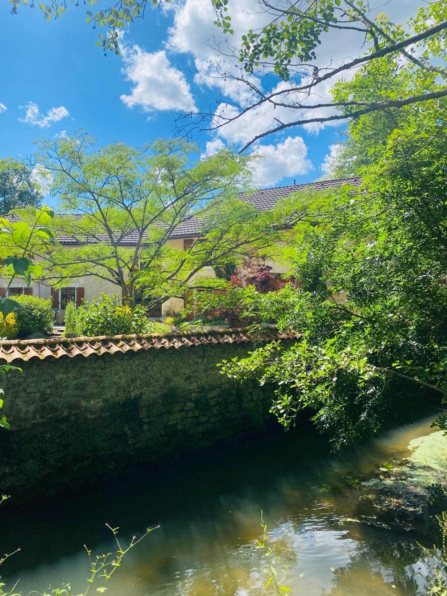 לינה וארוחת בוקר Chasseneuil-sur-Bonnieure Moulin Du Fontcourt מראה חיצוני תמונה